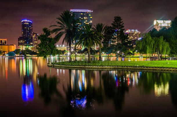建筑物和棕榈树<strong>倒映</strong>在夜晚的埃拉湖，奥兰多，佛罗里达州。