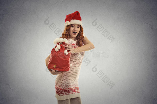 圣诞女<strong>帮手</strong>提着装满礼物的红色圣诞大袋子