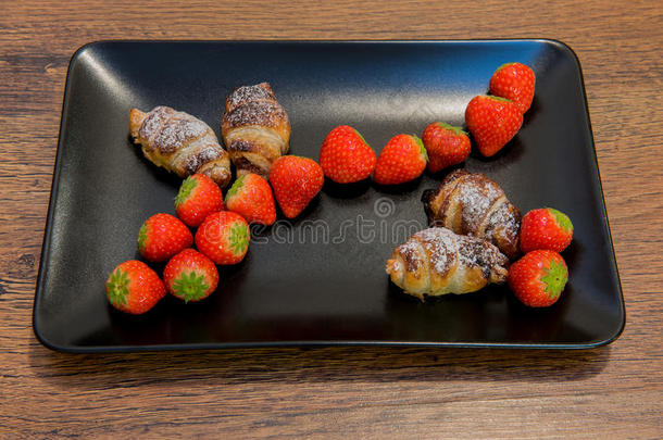 草莓<strong>小巧</strong>克力羊角面包