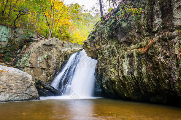 早秋的颜色在基尔戈瀑布，在岩石州立公园，马里兰州。