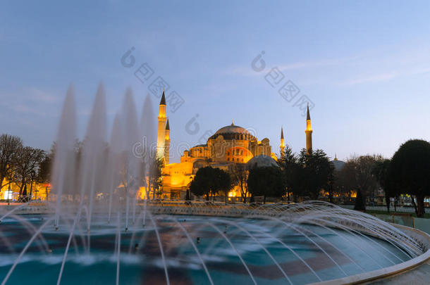伊斯坦布尔圣索菲亚拜占庭式建筑和喷泉