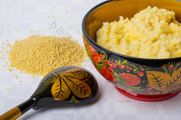 小米粥在一个漂亮的碗里撒上小米