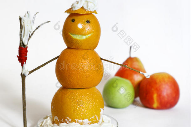 橘子堆雪人用扫帚和奶油