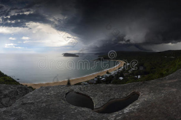 澳大利亚新南威尔士州破湾珍珠滩上空的超级单体风暴