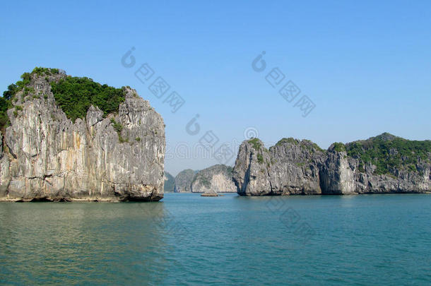 越南猫巴岛附近下龙湾的岩石和岛屿。