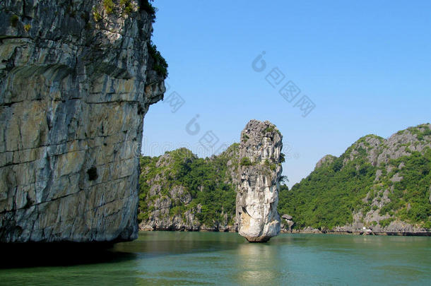越南猫巴岛附近<strong>下龙湾</strong>的岩石和岛屿。