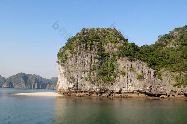 越南猫巴岛附近<strong>下龙湾</strong>的岩石和岛屿。