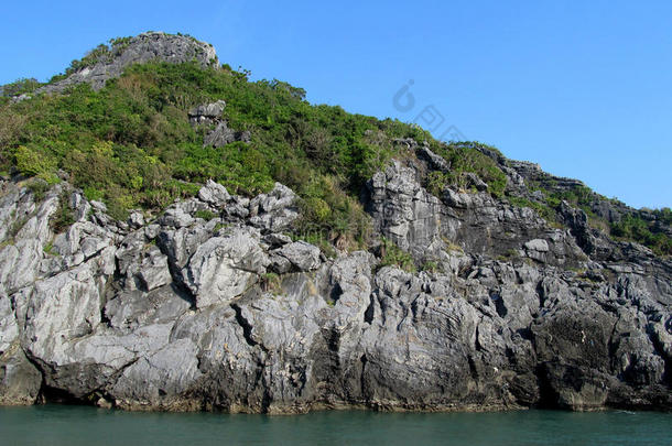 越南猫巴岛附近<strong>下龙湾</strong>的岩石和岛屿。