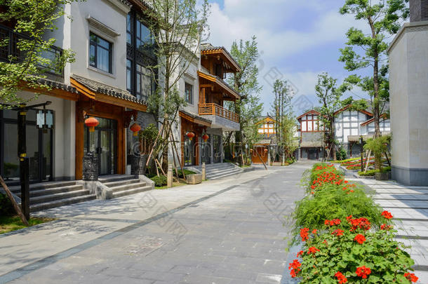 阳光明媚的日子里，古色古香的中国建筑之间铺着石板的街道