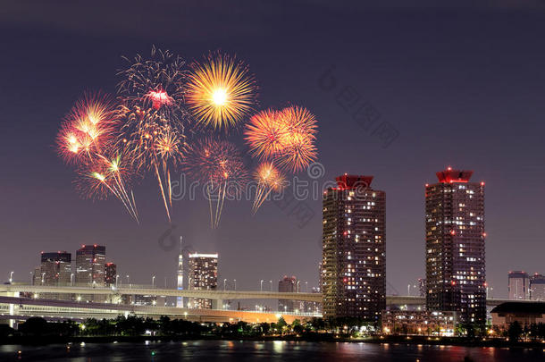 夜晚，在东京的大田町，烟花庆祝