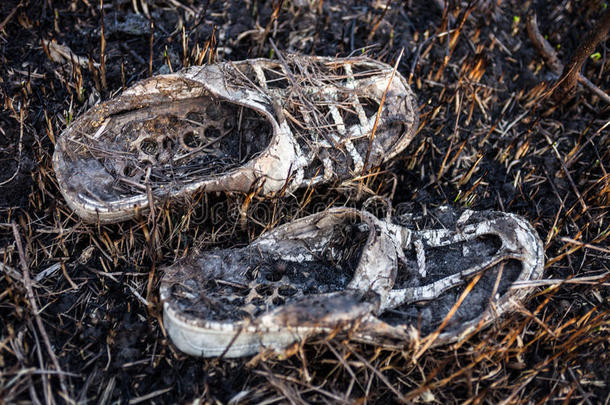 烧焦的草地上旧的烧焦的鞋子