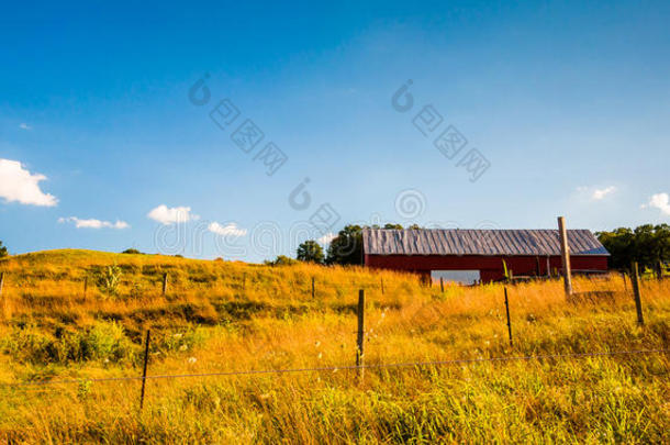 维珍维珍州谢南多山谷农场农田上的谷仓和栅栏