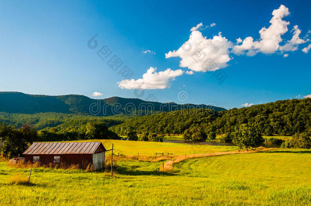 谢南多山谷的谢南多阿河的谷仓和风景，