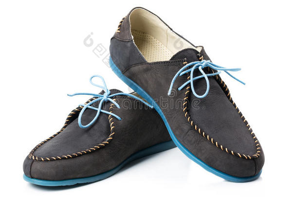 黑色男式皮鞋，蓝色鞋底，白色鞋带