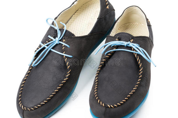 黑色男式皮鞋，蓝色鞋底，白色鞋带