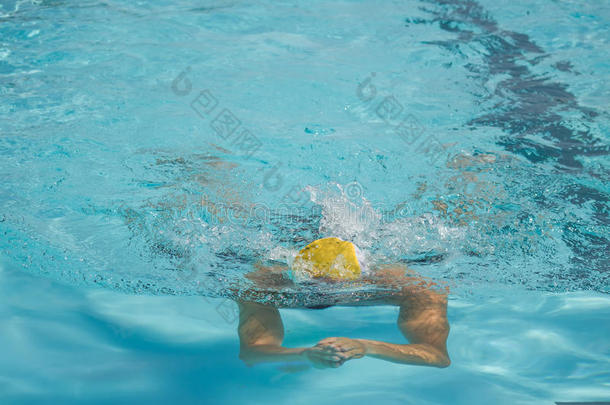 游泳运动员水下游泳池运动比赛