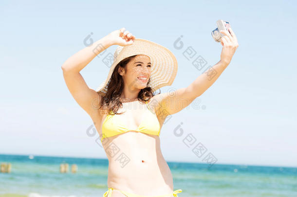 海边度假的女人在自拍