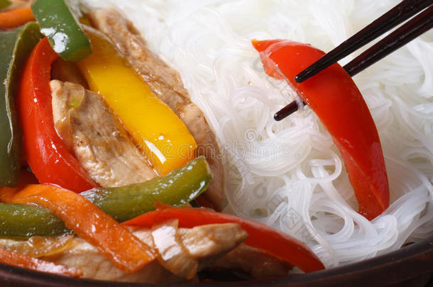 鸡肉蔬菜筷子米线。宏