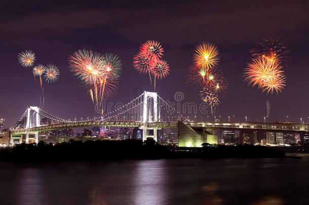 日本东京彩<strong>虹桥</strong>上空的烟花庆祝