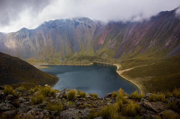 在一个有雾，岩石和草的神<strong>奇</strong>的<strong>山</strong>湖徒步旅行