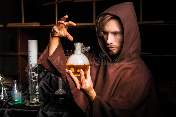 化学实验室的炼金术士准备魔法液体