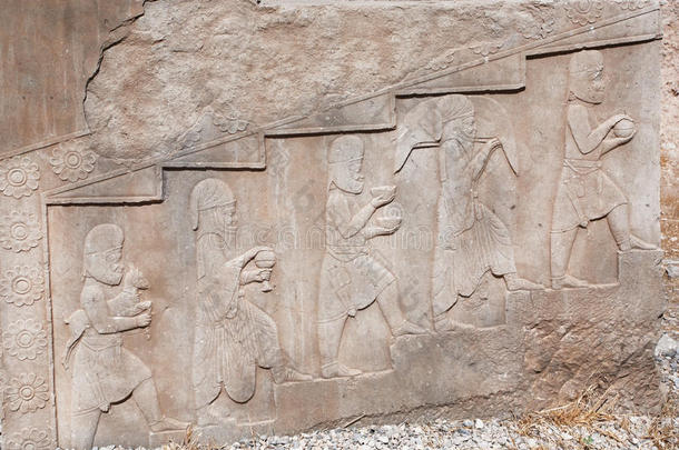 在伊朗历史悠久的波斯波利斯，石头上<strong>浮雕</strong>着人们带来食物和动物作为捐赠的图像。