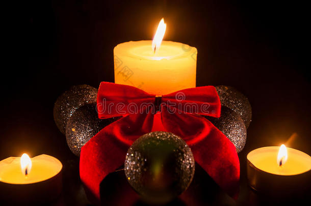 两个小<strong>蜡烛</strong>围绕着一个大<strong>蜡烛</strong>和圣诞球