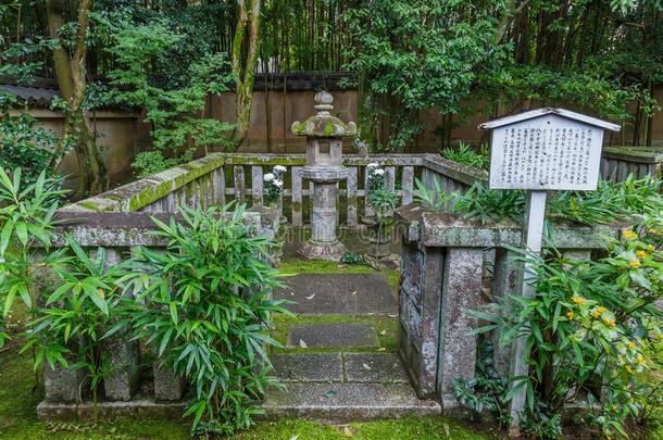京都寺院的创始人小川三井的坟墓