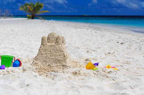 沙滩上的沙滩城堡和儿童玩具