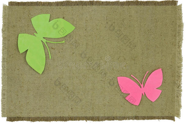 绿色粗布上的硬纸板蝴蝶