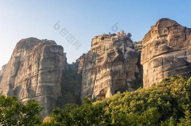 修道院建在砂岩山脊上