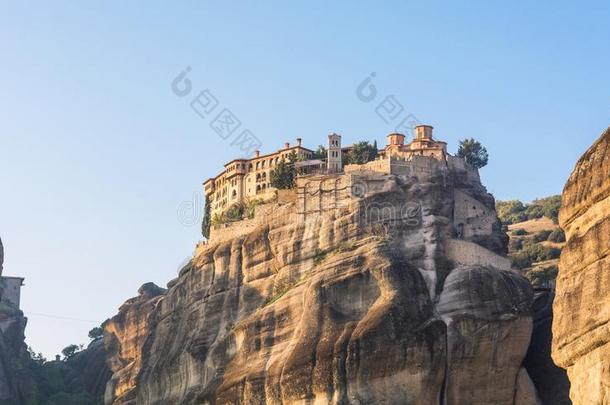 修道院建在砂岩山脊上