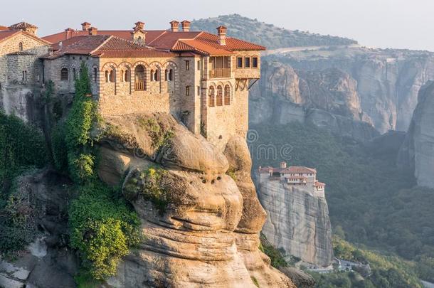 修道院建在砂岩山脊上