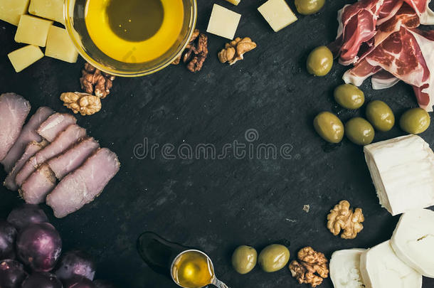 葡萄酒开胃套餐：奶酪和肉类<strong>精选</strong>葡萄、蜂蜜