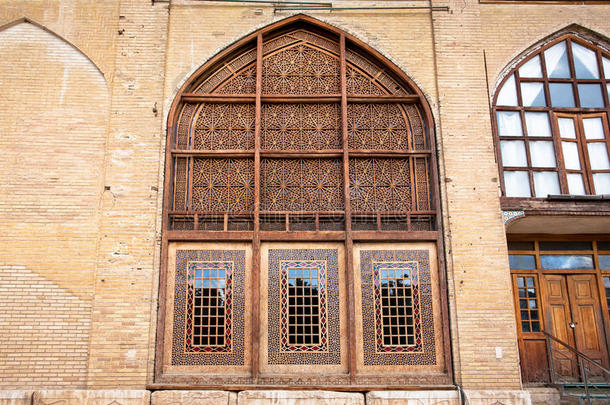 波斯风格旧砖房木窗的阿拉伯<strong>花纹图案</strong>
