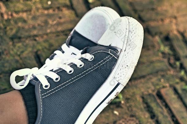 灰色运动鞋-配件和可穿戴（运动鞋）。