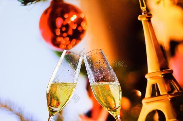 圣诞埃菲尔装饰背景上有金色泡泡的香槟长笛