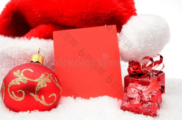 圣诞圣诞老人帽，雪地上红色的祝福卡