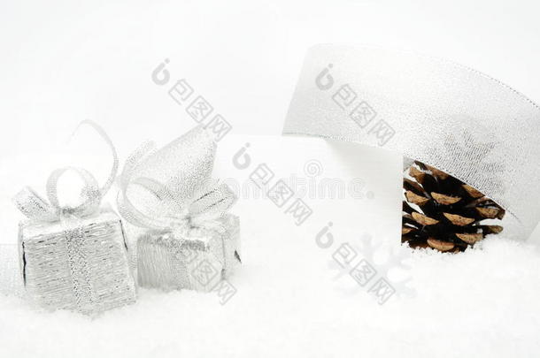 雪地上的银色圣诞祝<strong>福卡</strong>
