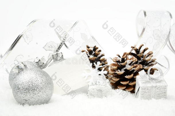 雪地上的银色圣诞祝<strong>福卡</strong>