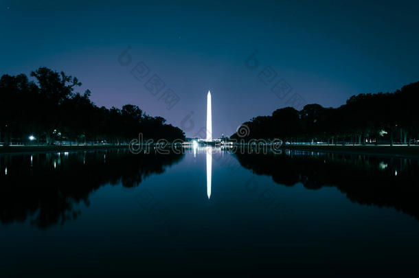 华盛顿纪念碑在华盛顿特区国家广场的倒影池中倒影。