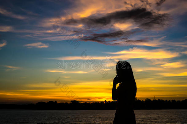 夕阳下的剪影女孩