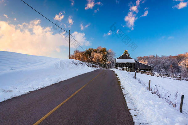 在约克乡村的一条乡间小路上，谷仓和积雪覆盖的田野