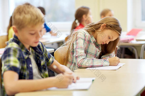 一群小学生在课堂上写测试