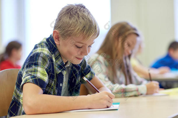 一群小学生在课堂上写测试