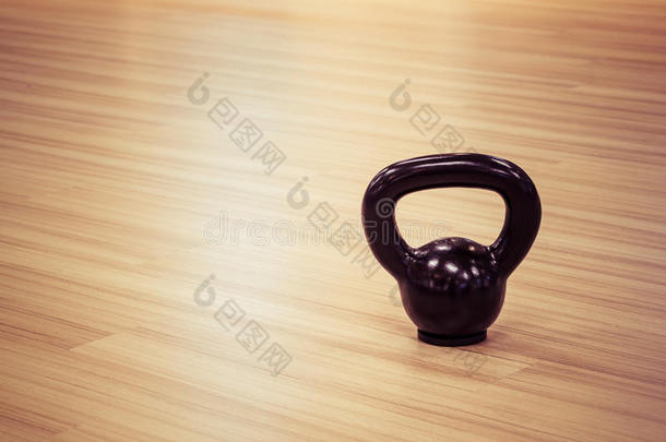 木地板上的黑铁壶铃