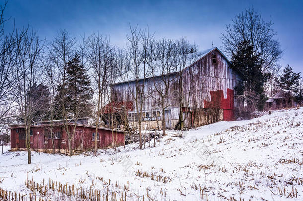 宾夕法尼亚州约克县农村的一个旧谷仓和一片被雪覆盖的田地。
