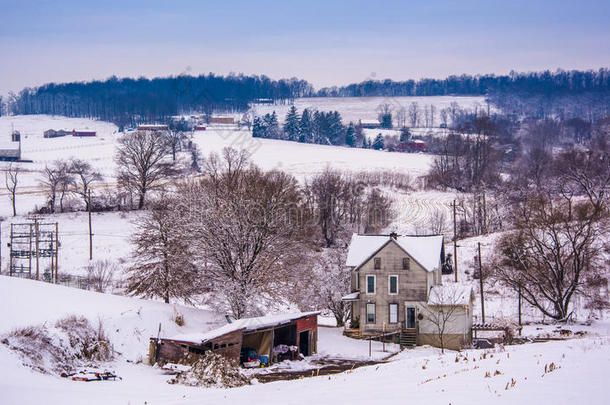 约克郡乡村的老房子和白雪覆盖的景观