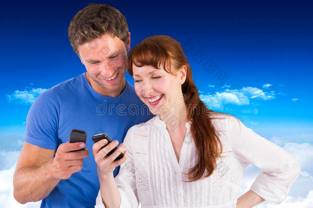 一对夫妇使用手机的合成图像