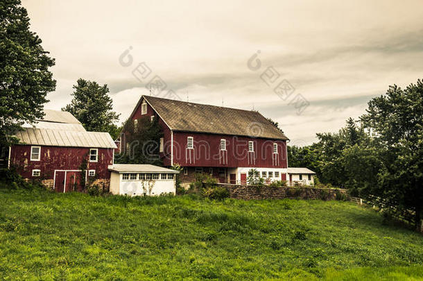 宾夕法尼亚州约克县农村的一个农场上的乡村旧谷仓。